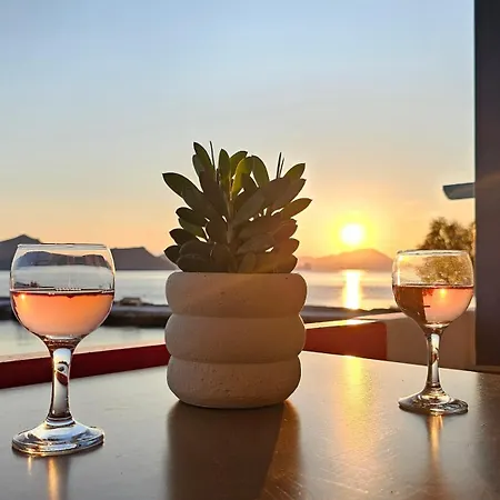 Nostromo Sirma & On Thalassa * Klima (Milos)