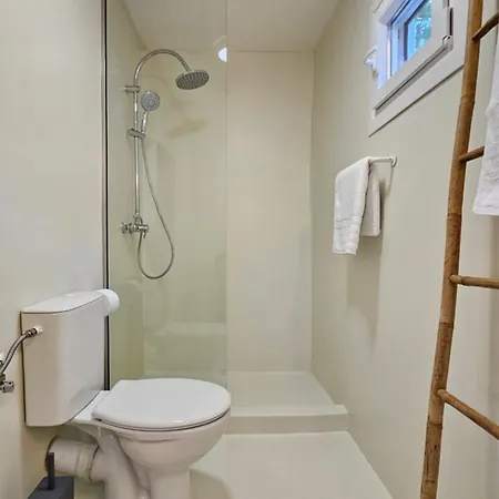 Nostromo Sirma & On Thalassa Nyaraló